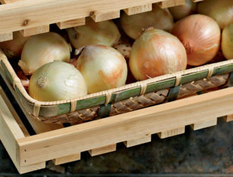 Лук после уборки с грядки